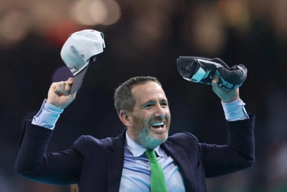 Howie Roseman didn't let a beer can to the head stop him at the Eagles Super Bowl parade