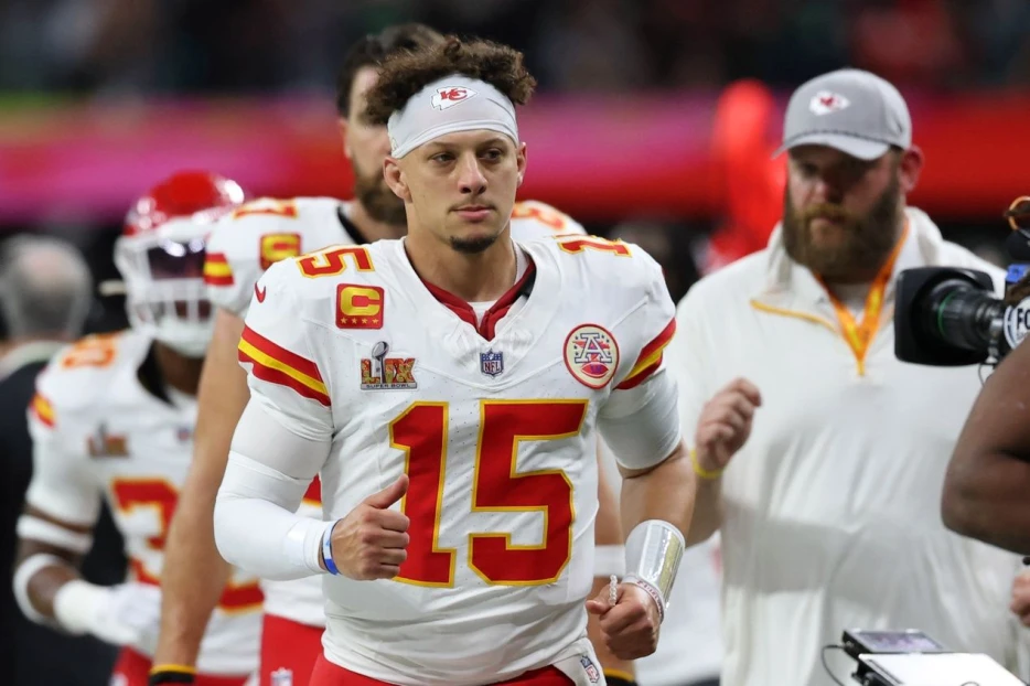 Chiefs Superstar Patrick Mahomes Trying To Convince Dad, Pat Mahomes Sr., Not To Fight John Rocker in Boxing Match