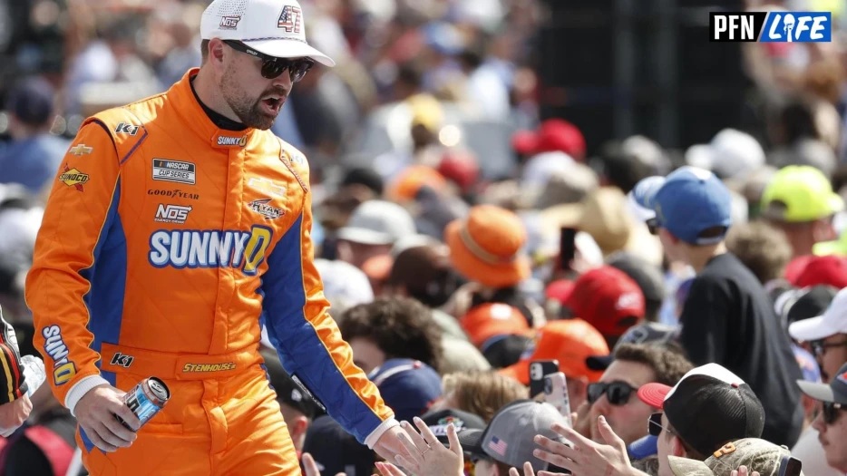 ‘Flexing a Participation Trophy Is Crazy’ – Ricky Stenhouse Jr. Clowned By NASCAR Fans Over Social Media Beef at Daytona