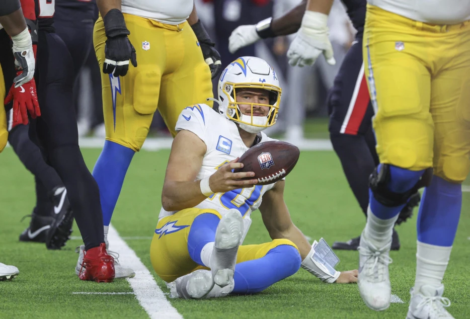 Multiple NFL Analysts Predict Chargers Will Upgrade Justin Herbert’s Weapons by Adding $38.3 Million WR1