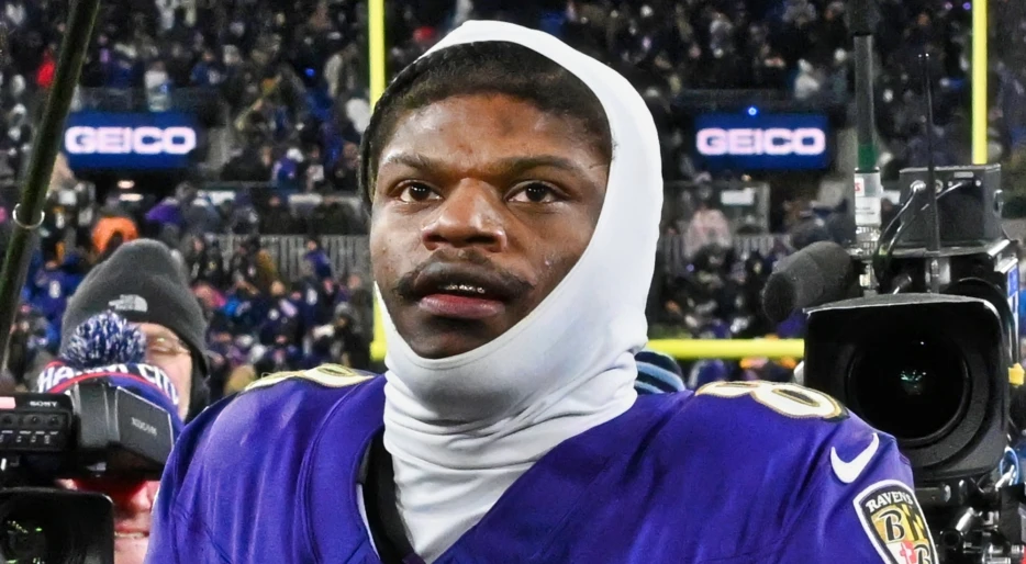 “Bro Out Here Looking Like Andre 3000”: The Internet Is Losing It Over Lamar Jackson’s Ridiculous New Hairstyle (PIC)