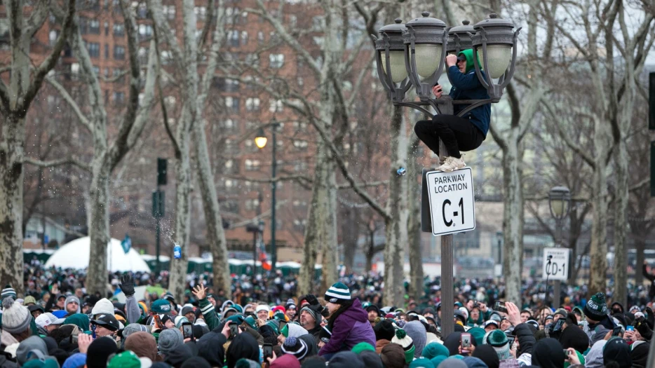 18-year-old Temple student dies after falling from light pole during Eagles' celebration