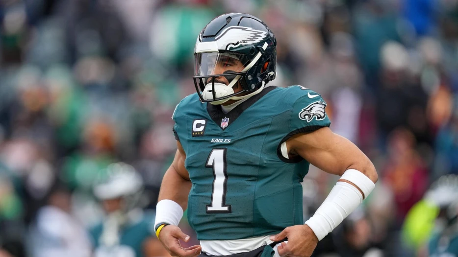 Austin Ekeler fumble leads to Jalen Hurts TD, Eagles lead 41-23