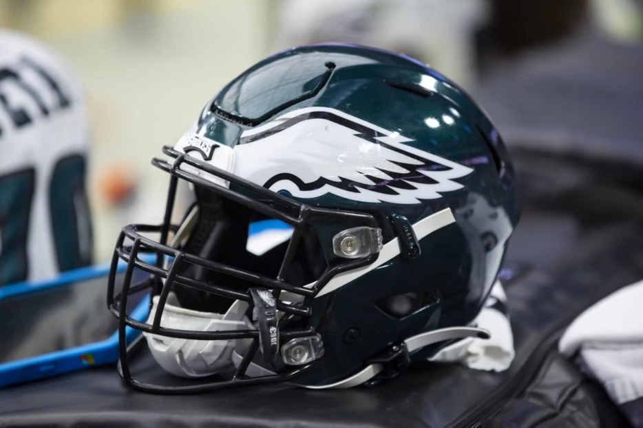 Eagles Re-Sign RB Lew Nichols