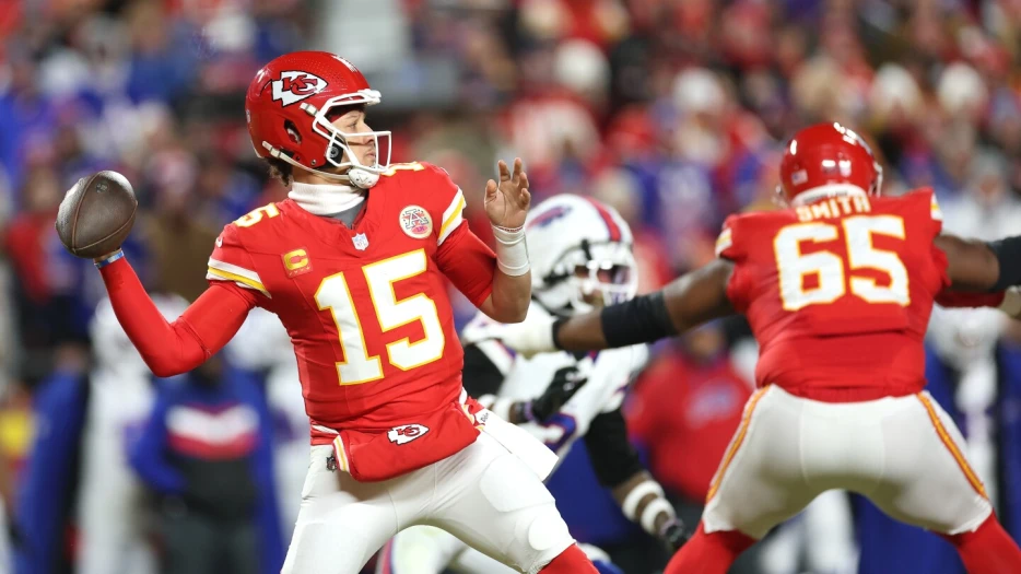 Patrick Mahomes has the Chiefs back in the lead, 14-10