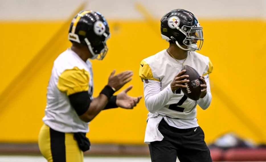 Steelers Give Timeframe for Deal with Justin Fields or Russell Wilson