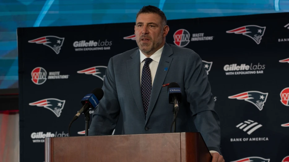 Who Will Call Patriots’ Defensive Plays? Mike Vrabel Weighs In