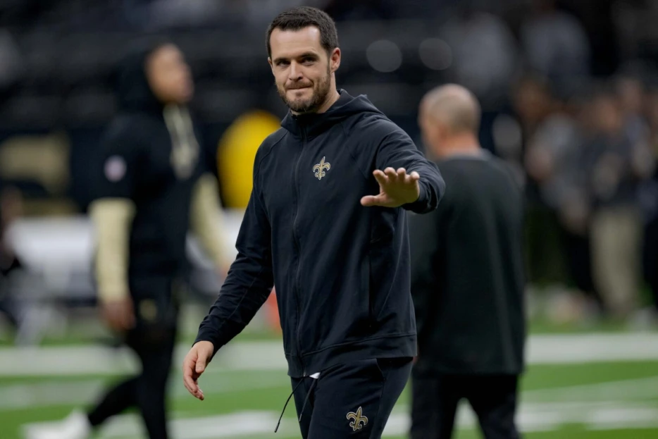 NFC Notes: Derek Carr, Shilo Sanders, Buccaneers, Panthers, Saints