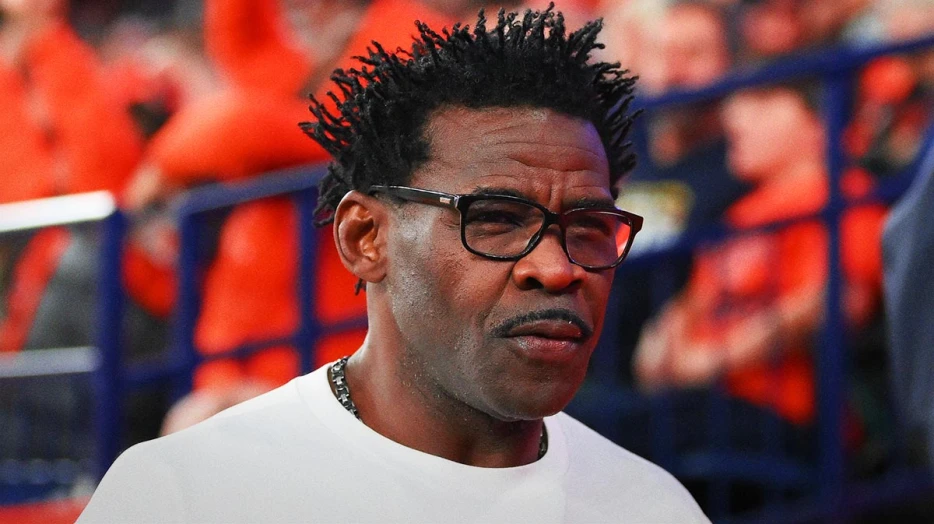 Cowboys legend Michael Irvin offers up services to Dallas with shredded photo