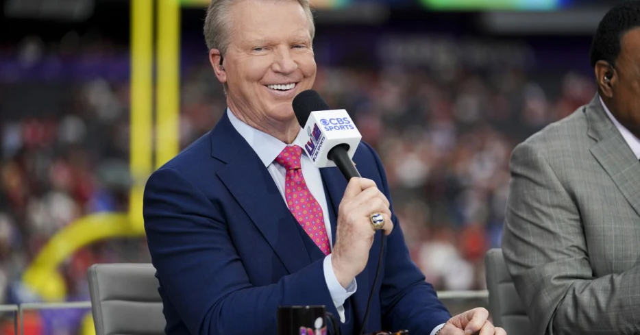 Phil Simms offers No. 11 to Giants rookie Abdul Carter, challenges him to retire it again