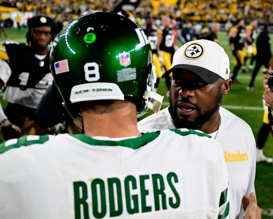 Insider: Aaron Rodgers has Remained in Constant Contact with Steelers