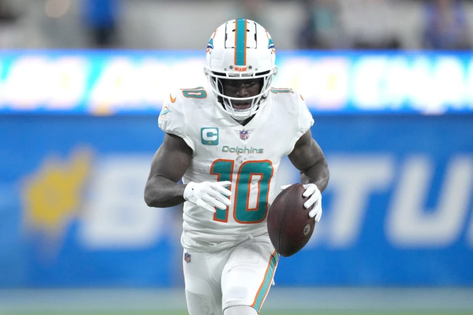 Dolphins WR Tyreek Hill Undergoes Second Wrist Surgery