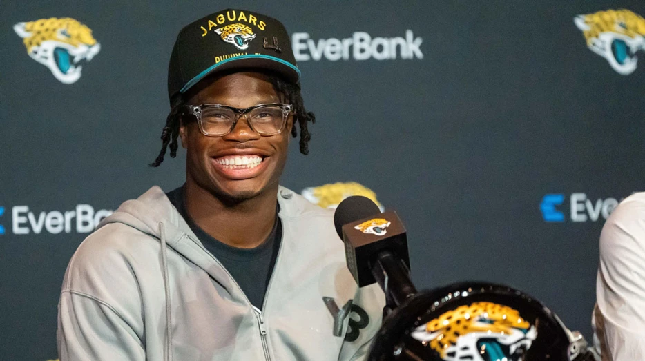 Jaguars’ Travis Hunter flexes his Colorado graduation after draft