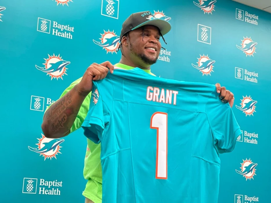 Dolphins Sign First-Round DT Kenneth Grant, Six Others