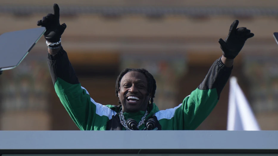AJ Brown gives commencement address at Ole Miss