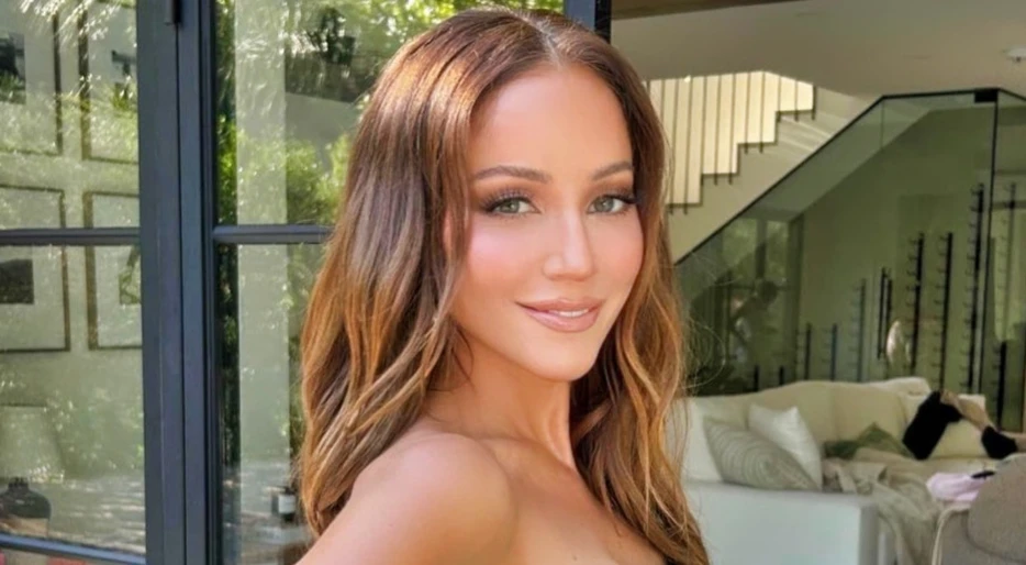 Kay Adams Caused A Major Stir In Her Cute Golf Outfit At A Members Only Club