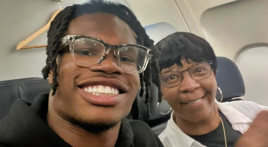 Stunned Airline Passenger Reveals Awesome Story After Finding Out She Was Sitting Next To Travis Hunter