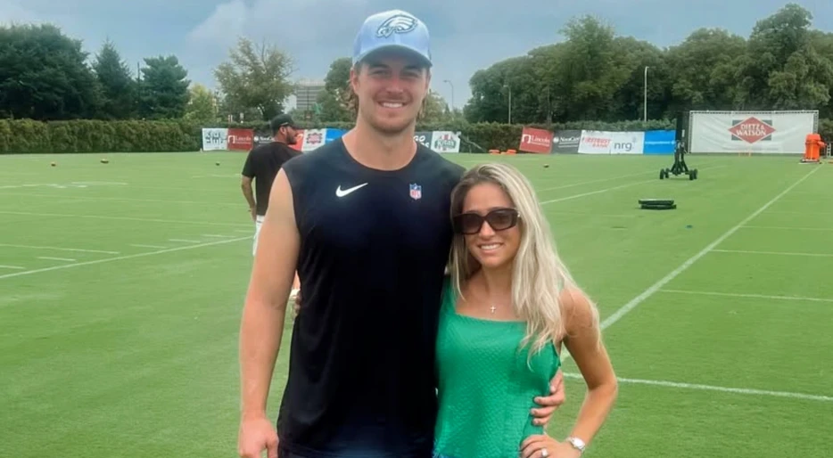 Kenny Pickett’s Wife Reacts To Photo Exposing The Cleveland Browns QB’s Tiny Hands