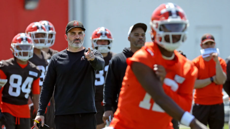 Kevin Stefanski’s Body Language Explains Why 31 NFL Teams Did NOT Draft Shedeur Sanders