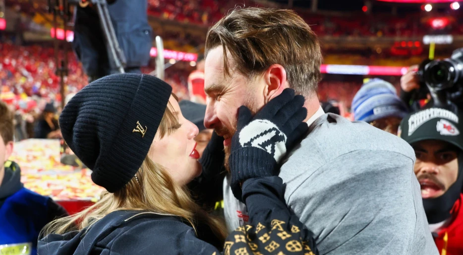 PHOTOS: Travis Kelce &amp; Taylor Swift Spotted In Public Together For The First Time Since Breakup Rumors