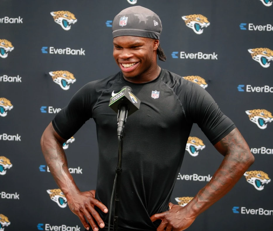 Travis Hunter befriended a stunned mom on a flight