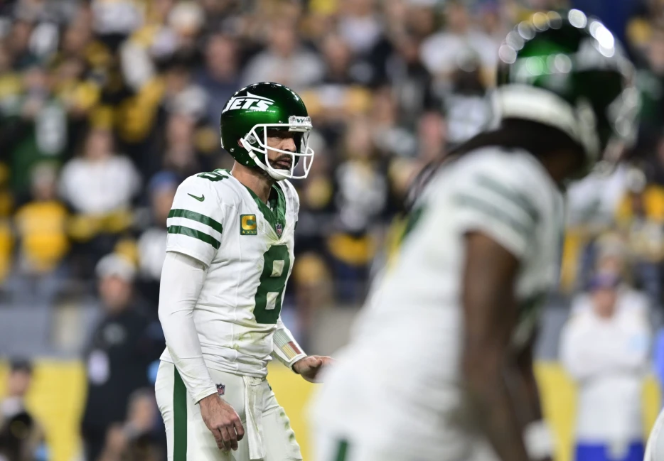 Close Connection to Aaron Rodgers Expects Him to Sign with Steelers