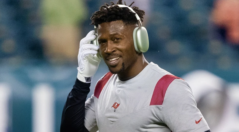 Antonio Brown Releases Statement Telling His Side Of The Story After Pulling A Gun, Firing Shots &amp; Getting Detained By Police On Friday Night