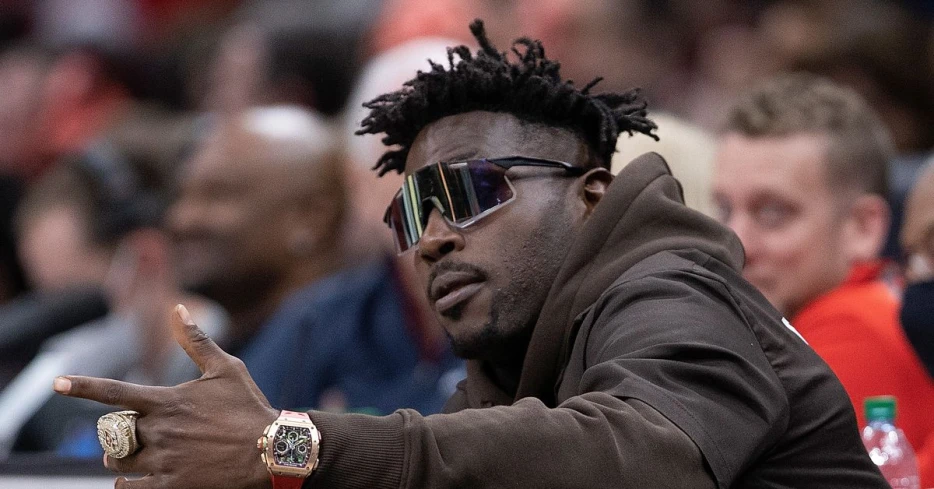 Former Steelers WR Antonio Brown detained after boxing event