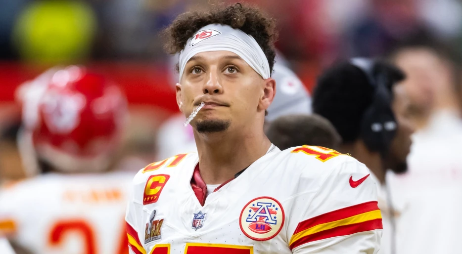 Social Media Is Concerned About Patrick Mahomes’ Weight &amp; Conditioning After New Photo Surfaces Of His “Dad Bod”