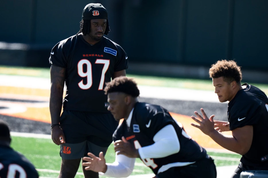 Bengals DE Shemar Stewart Still Not Practicing Due To Contract Dispute