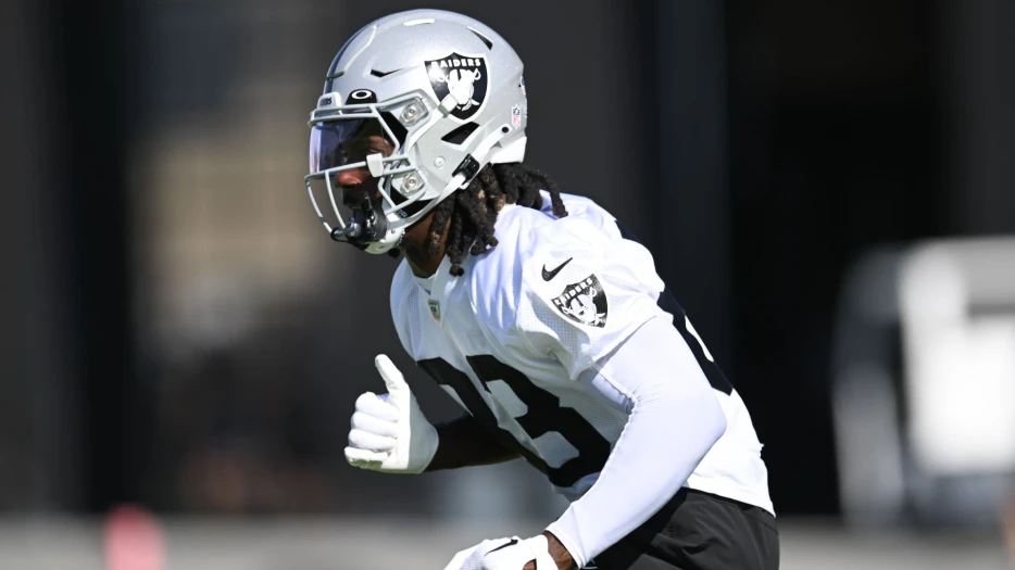 Former Patriots Wide Receiver Signs With New England Rival