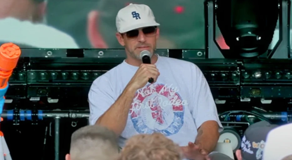 Aaron Rodgers Confirms He’s Signing With Pittsburgh Steelers While Answering Question During Public Event