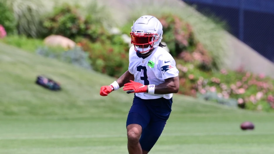 How Patriots Veteran Feels About Crowded Receiver Room
