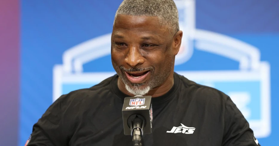 Aaron Glenn praises Justin Fields: “He’s not trying to be a celebrity quarterback”