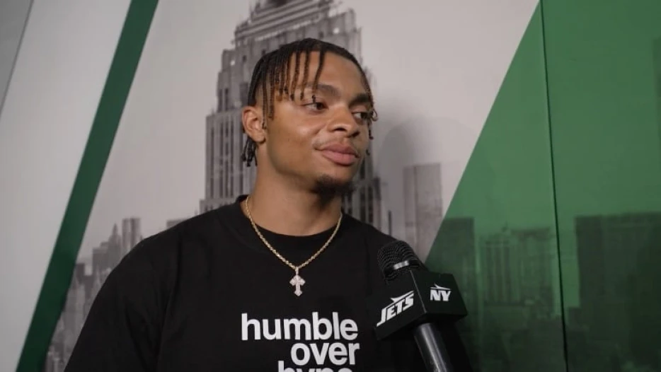 Justin Fields Earns Mixed Reviews In First Jets’ Practices: ‘Miss Was A Little Alarming’