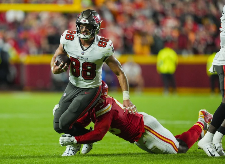 NFC Notes: Cade Otton, Jeff Ulbrich, Buccaneers, Falcons, Panthers