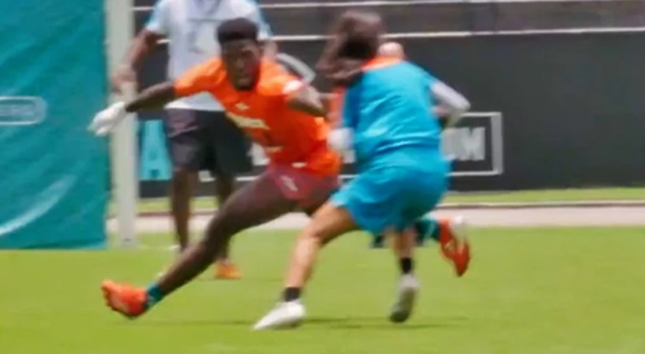 Tyreek Hill Was Caught On Camera Getting Cooked By A Young Girl At His Football Camp