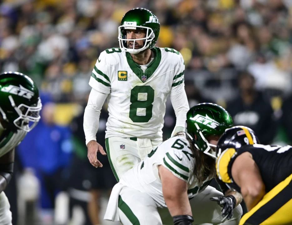 Insider Believes Aaron Rodgers is Still ‘Waiting Out’ Another Team