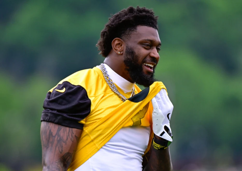 Steelers Pro Bowl Defender Grew Up Fan of Aaron Rodgers