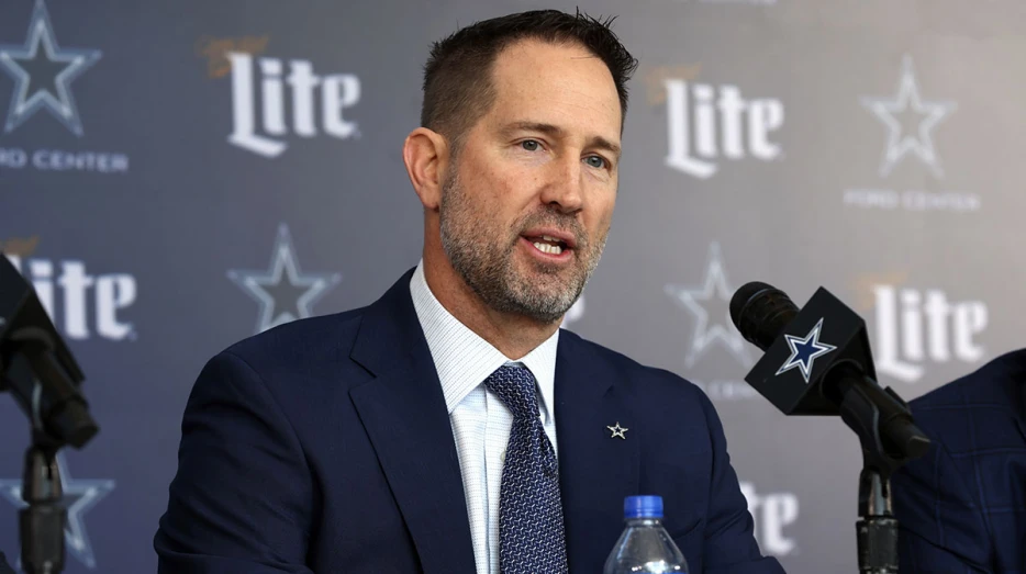 Cowboys’ Brian Schottenheimer gives lineman his flowers