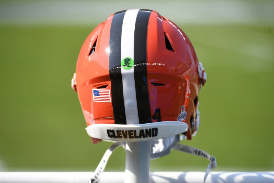 Surprise quarterback takes initial Cleveland Browns first-team reps at OTAs