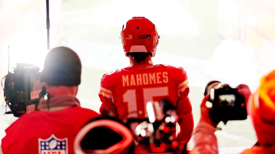 Patrick Mahomes’ new look at OTAs has fans buzzing