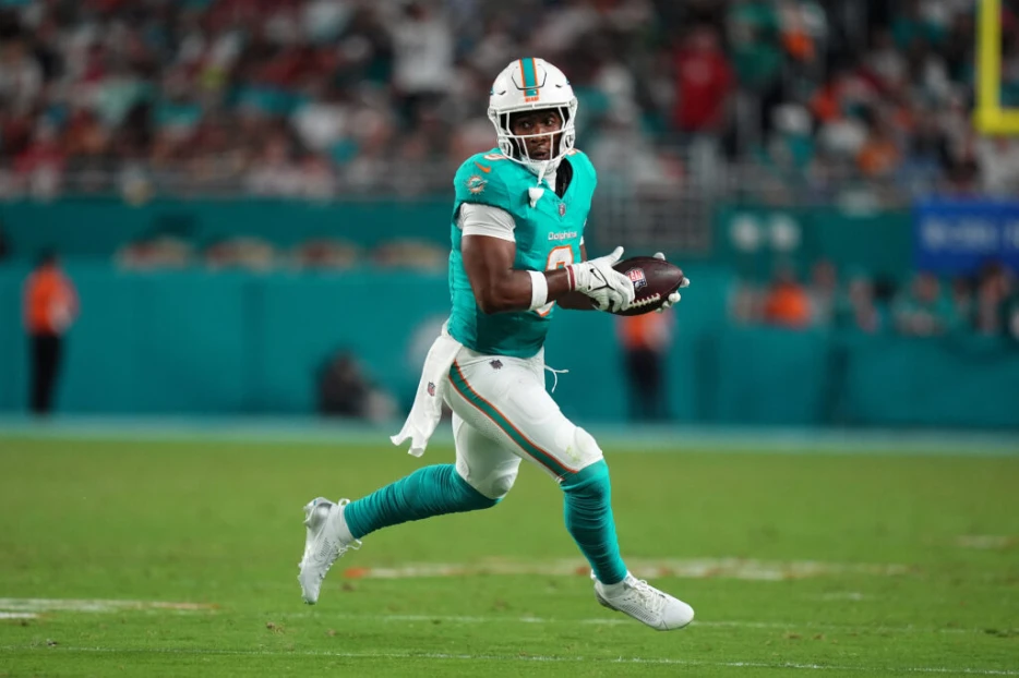 Jonnu Smith Wants To Remain With Dolphins