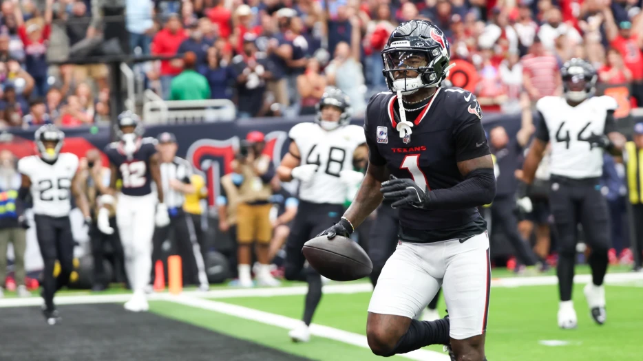 Patriots’ Stefon Diggs attends voluntary OTAs after boat drama