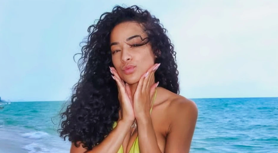 PHOTOS: Tyreek Hill’s Estranged Wife Reminded Him What He’s Missing Posing In “Illegal” Green Bikini After He Was Seen Out Partying With Other Women
