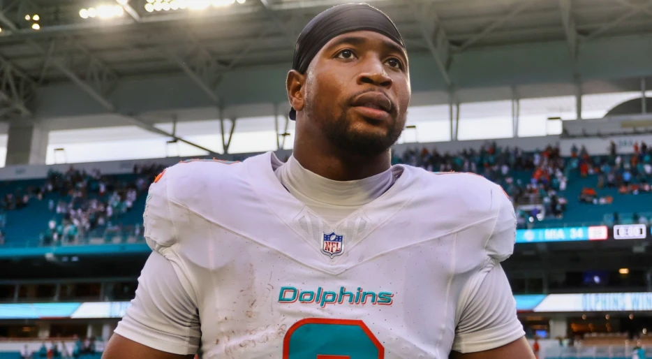 6 Things You Should Know About Miami Dolphins TE Jonnu Smith
