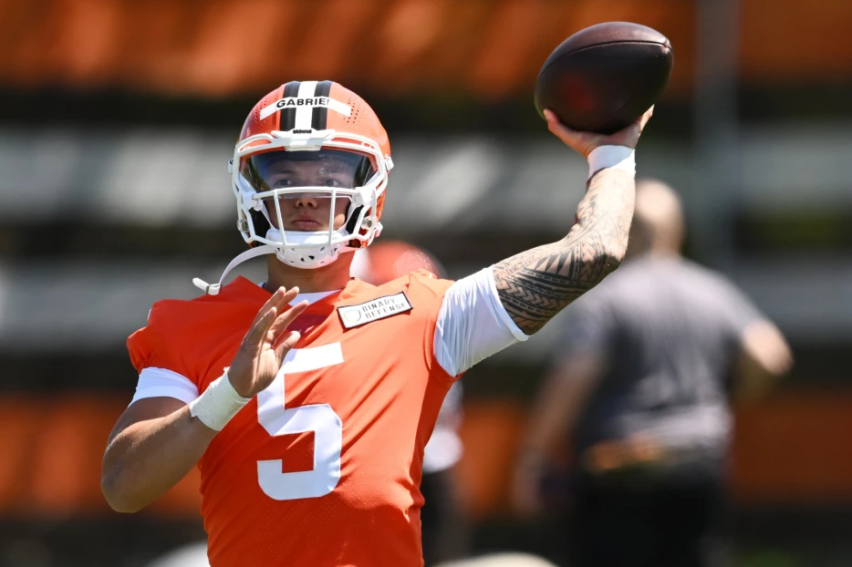 Browns Sign Third-Round QB Dillon Gabriel
