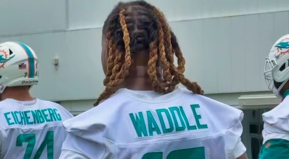 Dolphins WR Jaylen Waddle Has NFL Fans Freaking Out After Appearing To Balloon To 300LBS During The Offseason