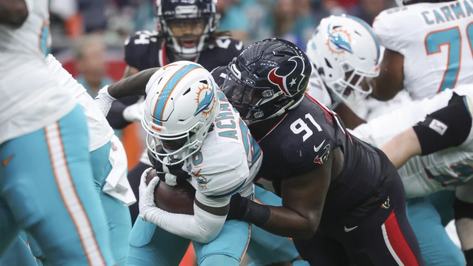 Texans re-sign DT Foley Fatukasi