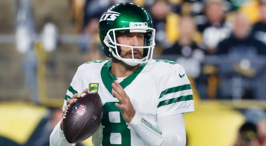 Things Are About To Get Awkward In Pittsburgh’s Locker Room After Steelers Player’s Ugly Tweets About Aaron Rodgers Resurface